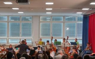 Chor und Orchester der Unterstufe begeistern im Musiksaal