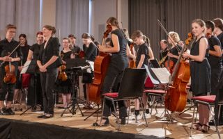 Von Mamma Mia bis Ligeti: Tolles JKG-Sommerkonzert von Chor und Orchester im Kursaal!