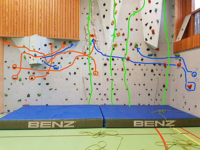 Hier siehst du unsere Kletterwand mit eingezeichneten Boulder- und Kletterrouten. Wir klettern in der Sporthalle der Jahnrealschule - gleich nebenan!  Wenn du hoch hinaus willst, komm doch einfach vorbei!